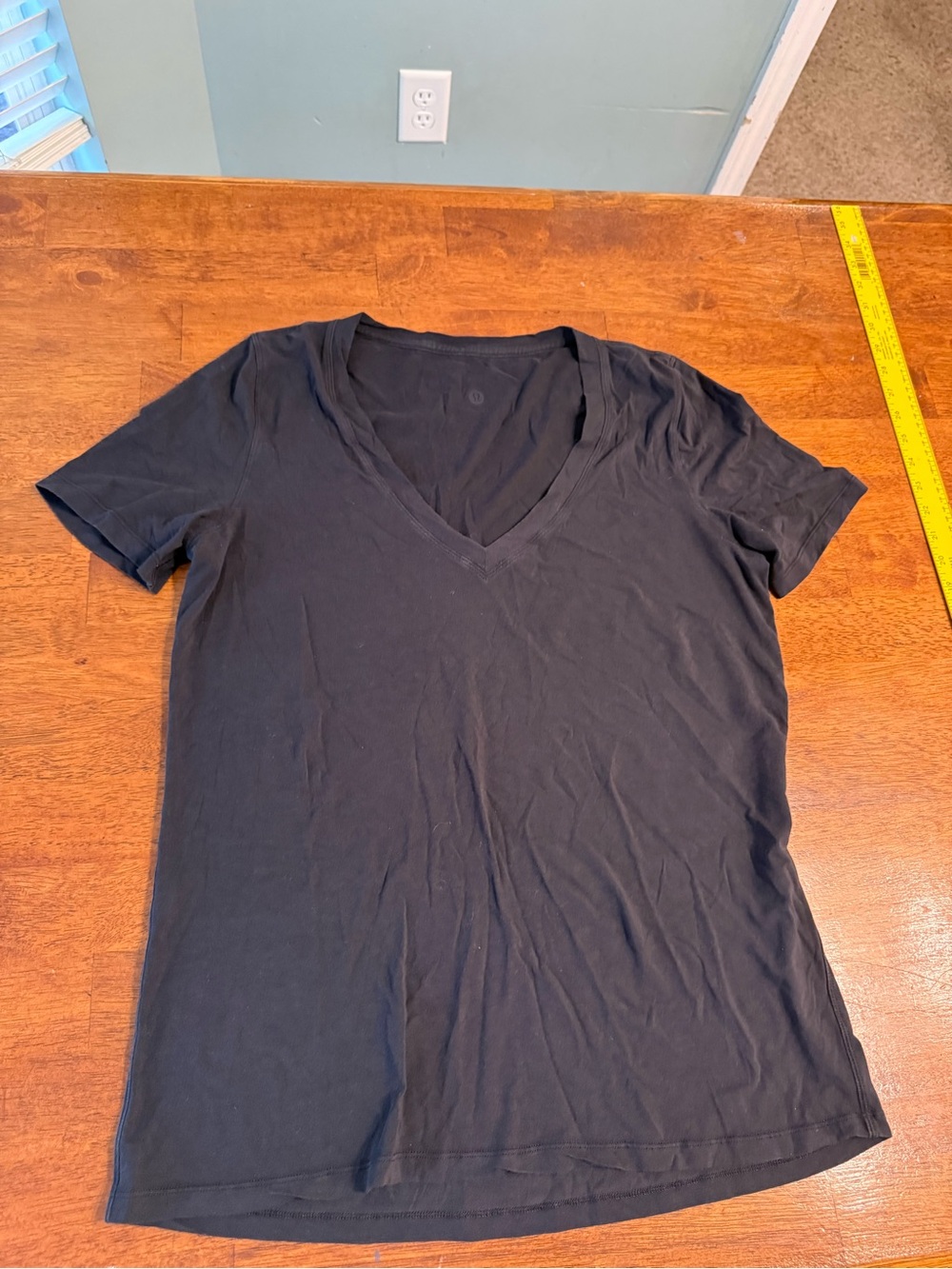 Lululemon Black Love V-Neck T-Shirt Size 12 Short Sleeve Curved Hem Tee PTP 20.5